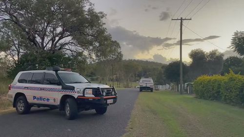Deux personnes sont soignées pour des blessures graves après un incident survenu dans une rue du Queensland. La police a été appelée à Running Creek Road à Kilkivan vers 15 heures, où il semblerait qu'un homme a été poignardé et grièvement blessé avant que la police ne tire sur son agresseur.  Un porte-parole du Queensland Ambulance Servicer a déclaré qu'un hélicoptère de sauvetage était en route vers les lieux.