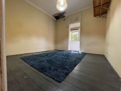 169 Jones Street Ultimo NSW 2007 rental with hole in ceiling asks 550 per week and tenants to bring your paintbrush