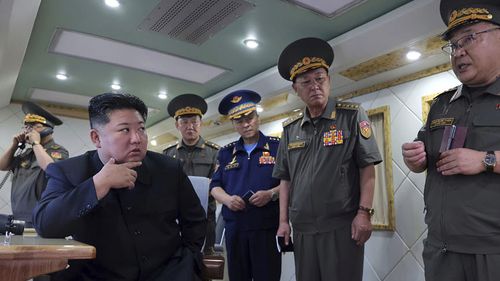 Kuzey Kore lideri Kim Jong Un, yeni anti-hava füzelerinin testini denetliyor.