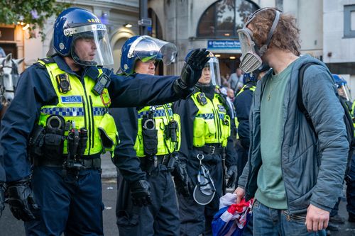 Os manifestantes se chocam com os membros da polícia na Trafalgar Square em 13 de setembro de 2025 em Londres, Inglaterra.