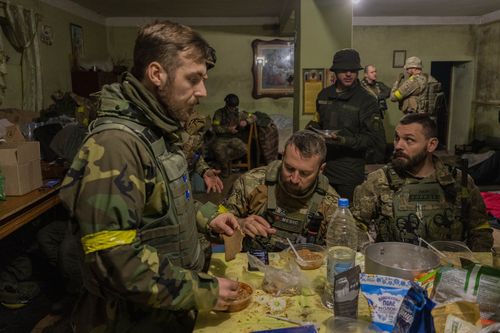 I soldati della Guardia nazionale ucraina si radunano in una casa usata come base temporanea in un villaggio recentemente riconquistato alla periferia di Kharkiv, Ucraina orientale, sabato 14 maggio 2022. 