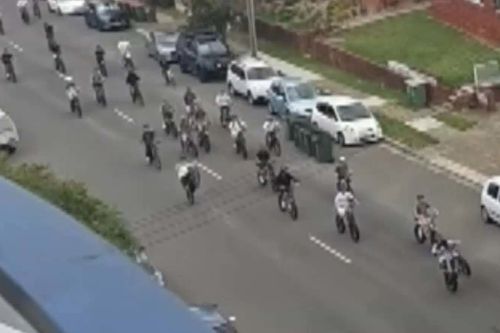 Imagens de Cronulla mostram uma multidão elétrica sobre rodas avançando em uma estrada principal.