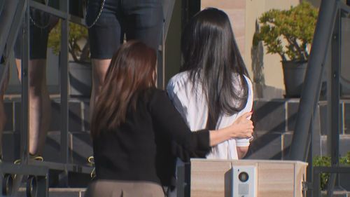 警方称，今天中午 12 点，一名 23 岁的留学生在 Hurstville 区 Vine Street 发生入室盗窃事件，被两名男子绑架。