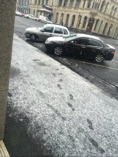 Snow falls in Ballarat this morning. (Twitter, @abbbbb_c)