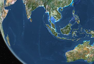 The Indian Ocean accounts for what proportion of the world's oceans' volume?