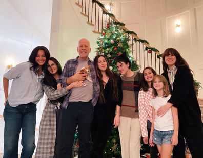 Demi Moore and Pruss Willis embrace their family mixed with children and the wife of Bruce Emma Hemingle Willis.