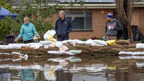 Echuca residents work to protect their dad's house from floods