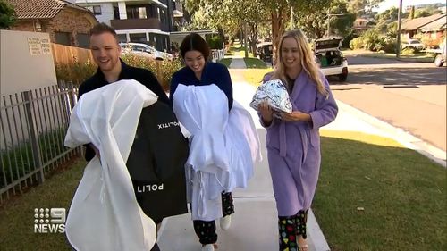 Le couple et Mme Swavley (à droite) sont rentrés dans l'appartement du couple après avoir passé la nuit chez un parent.