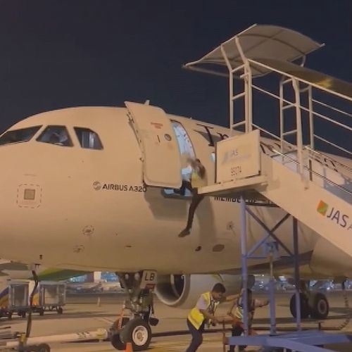 A﻿n airline worker had a nasty fall after portable steps were removed from an aircraft in Indonesia.
