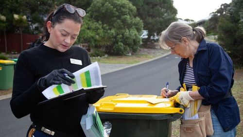 Il Victoria Park Council di Perth offre ai residenti una ricompensa di 50 dollari per aver differenziato correttamente i rifiuti in un giro di vite che vedrà i contenitori controllati ed etichettati. 