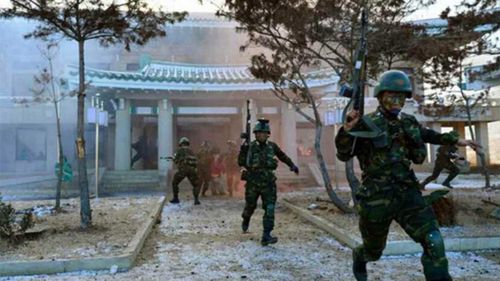 Kuzey Koreli askerler, 2016'da Mavi Ev'in bir kopyasında tatbikat yaptı.