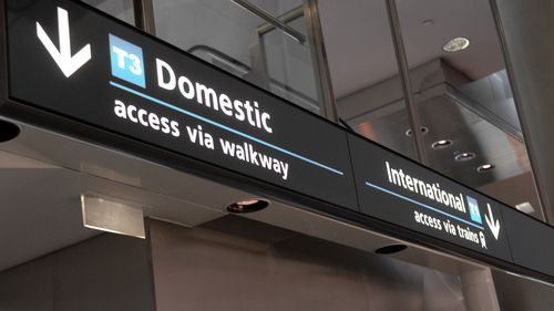 As pessoas que viajaram no voo GA712 de Jacarta para Sydney foram solicitadas a ficar atentas aos sintomas do sarampo.