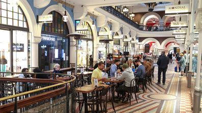 Les convives peuvent s'asseoir pour un repas à l'intérieur du QVB à Sydney pour la première fois depuis juin.  Réouverture de Sydney