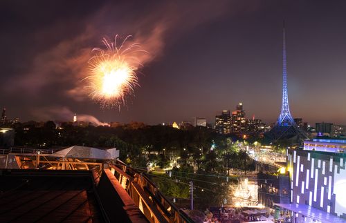 Feux d'artifice de la veille de l'an sur les jardins du domaine depuis Fed Square.  31 décembre 2022