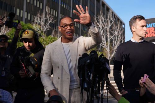 O jornalista Don Lemon acena para a mídia após uma audiência fora do Edifício Federal Edward R. Roybal em Los Angeles