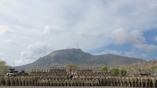 Quasi 100 membri dell'Australian Defence Force sono rimasti feriti mentre scattavano una foto di gruppo dopo il crollo di una tribuna nel Queensland settentrionale.