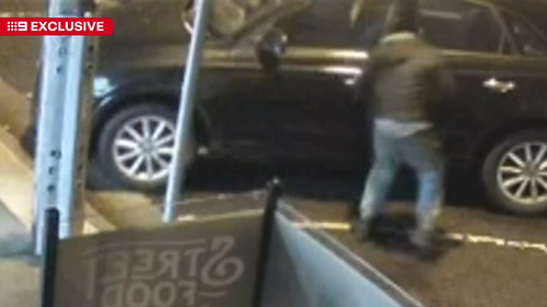 Dois ladrões fugiram com o carro, deixando a mulher traumatizada.