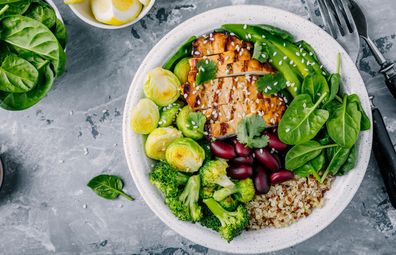 Healthy chicken dinner with quinoa, beans and vegetables