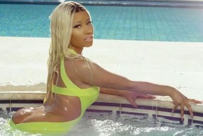 She then shows her versatility by showing butt cleavage IN the pool.<br/><br/>Image: @NICKIMINAJ/Twitter