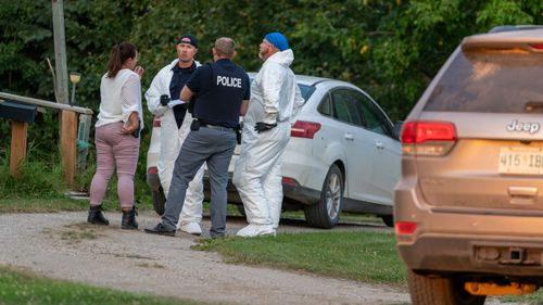 Policajti stoja na mieste činu v meste Weldon, Saskatchewan