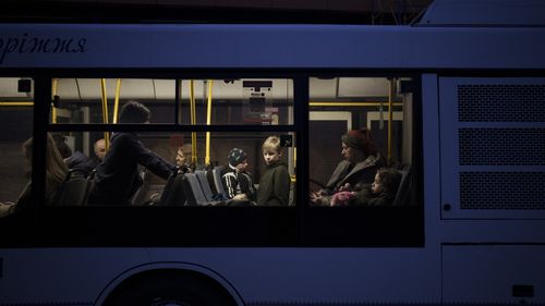 2022년 4월 1일 금요일, 마리우폴과 베르단스크에서 우크라이나 자포리치아의 난민 센터로 실향민을 수송하는 버스(AP Photo/Felipe Dana)