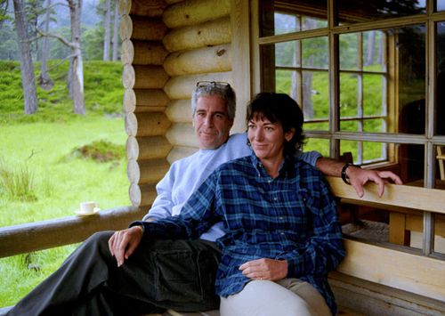 Questa foto non datata rilasciata dal Dipartimento di Giustizia degli Stati Uniti mostra Jeffrey Epstein e Ghislaine Maxwell. (Dipartimento di Giustizia degli Stati Uniti tramite AP)