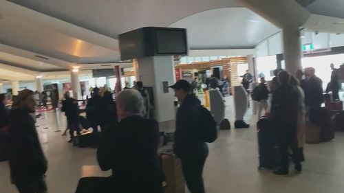 A mass power outage at Perth Airport has triggered chaos for passengers.