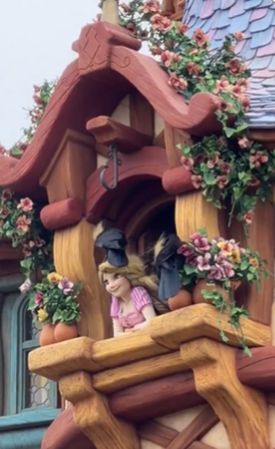 Rapunzel animatronic Disneysea Tokyo crows
