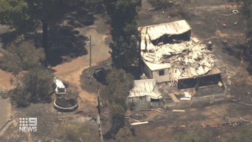 Une maison familiale a été détruite et au moins trois autres endommagées après qu'un feu de brousse a sauté des lignes de confinement au sud-ouest de l'Australie occidentale. Certains habitants ont été blessés lors de l'éruption de choc.