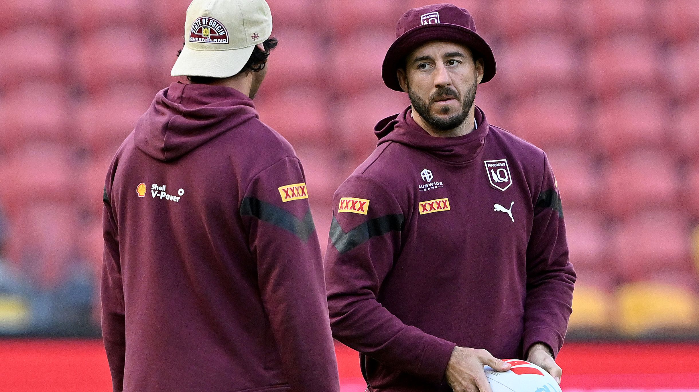 Ben Hunt chatting with assistant coach Johnathan Thurston during a Queensland Maroons session.