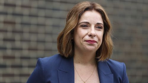 A Ministra das Comunicações e Ministra do Esporte, Anika Wells, durante uma visita ao St John Paul II College para se reunir com alunos e funcionários, em Canberra, na quinta-feira, 11 de dezembro de 2025. 