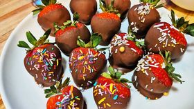 Easy and quick romantic chocolate coated strawberries