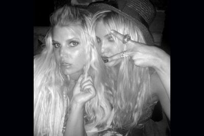 Jess and Ashlee Simpson<br/><br/>(Image: Twitter/Jessica Simpson)
