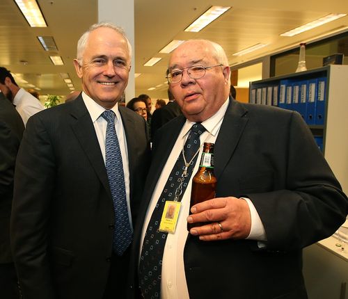 Prime Minister Malcolm Turnbull shares a beer with Laurie Oakes at the Nine veteran's farewell drinks.