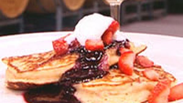 Strawberry hotcakes with blueberry sauce