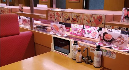 Sushiro, la chaîne japonaise de sushis, remplace les vrais sushis par des photographies de sushis sur ses tapis roulants.