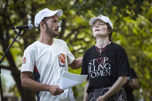 A mãe emocional da mulher assassinada Isla Bell, Spokes de Justine, fala com a multidão no comício 'ela importa' protestando contra a violência contra as mulheres. 