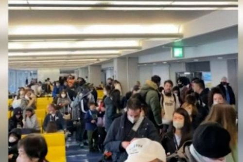 Aussies standard in Osaka airport for 18 hours without food or blankets 