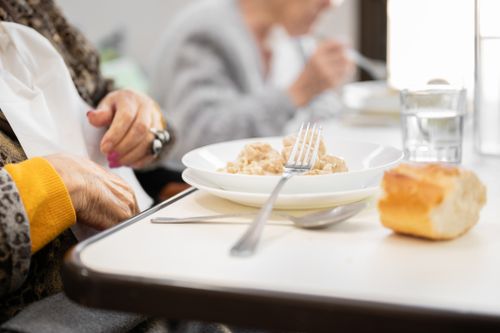 A velha teve uma aposentadoria para o jantar em casa.