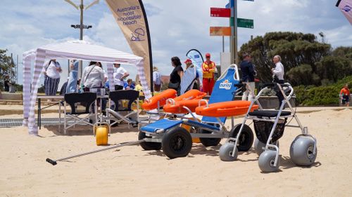 O Australian First Pilot oferece comodidades de praia acessíveis, incluindo cadeiras de rodas e andadores.