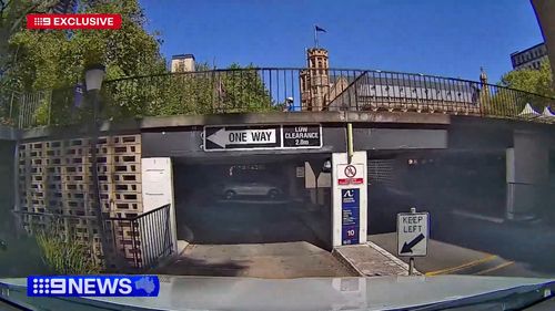 As multas foram aplicadas por estacionamento ilegal no estacionamento Wilson da Universidade de Adelaide.