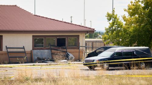 Os investigadores disseram que os corpos estavam se decompondo em uma sala infestada de insetos quando foram encontrados inicialmente.
