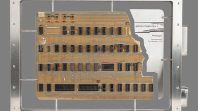 Sebuah prototipe langka dari komputer Apple-1 yang digunakan sebagai model demo oleh salah satu pendiri Apple Steve Jobs telah terjual seharga $977.000. 