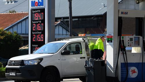 Os clientes abastecem seus veículos no posto de gasolina 7 Eleven Mobil em Liverpool Road, em Ashfield, NSW.