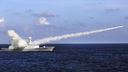 La frégate lance-missiles chinoise Yuncheng lance un missile anti-navire lors d'un exercice militaire dans les eaux proches de l'île de Hainan et des îles Paracels (sud de la Chine).