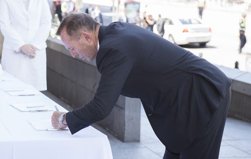 Former prime minister Tony Abbott signs the condolence book on arrival. (AAP)