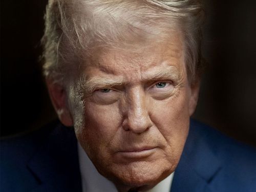 Trump'ın yeni resmi, önceki portresinde olduğu gibi Amerikan bayrağı ve gülümseme içermiyor.