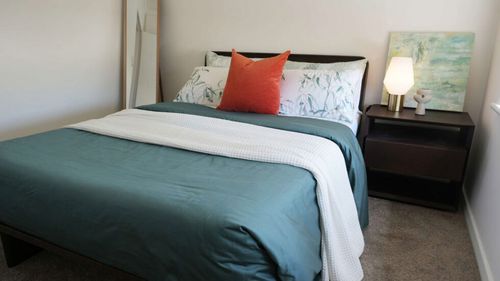 Piccoli accorgimenti, come posizionare un solo comodino in camera da letto, possono fare la differenza per le donne che fuggono dalla violenza.