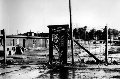 To niedatowane zdjęcie z 1945 roku przedstawia nazistowski obóz koncentracyjny Stutow w Szczetowie w Polsce. 