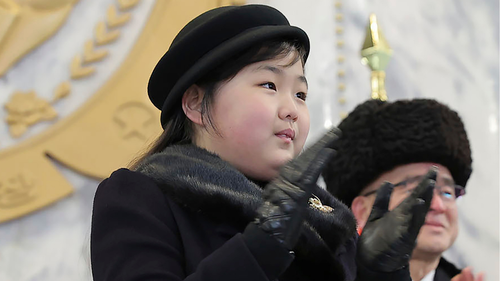 A filha do líder norte-coreano Kim Jong Un, supostamente chamada Kim Ju Ae, participa de um desfile militar para marcar o 75º aniversário de fundação do Exército do Povo Coreano na Praça Kim Il Sung em Pyongyang, Coreia do Norte, em 8 de fevereiro de 2023.